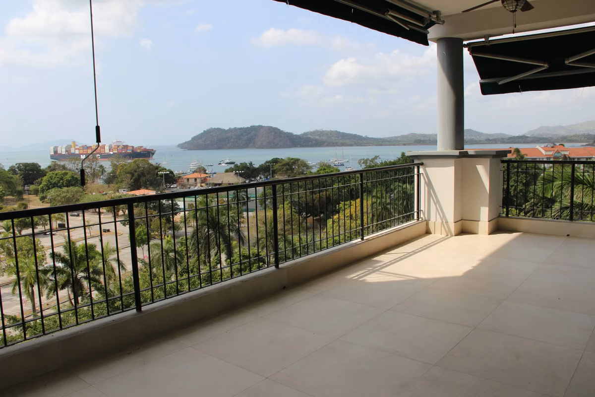 Altos de Amador, apartamento en venta con vista al Canal - photo 1