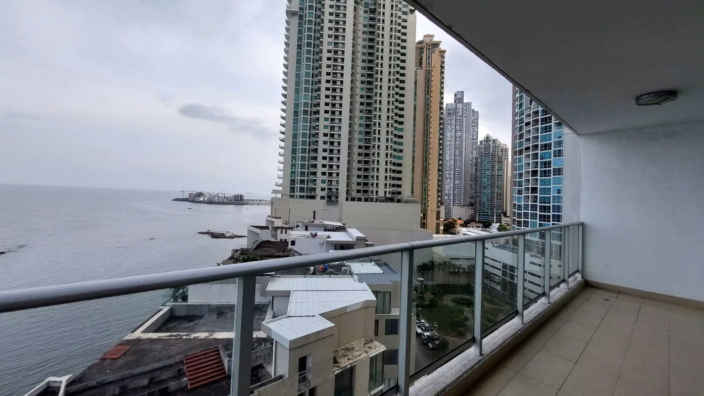 Se vende apartamento en Punta Pacifica frente al mar. - photo 1