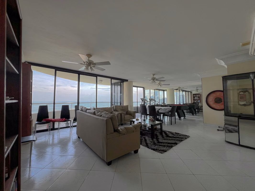 Vendo amplio y hermoso apto con vista al mar en Avenida Balboa - photo 1