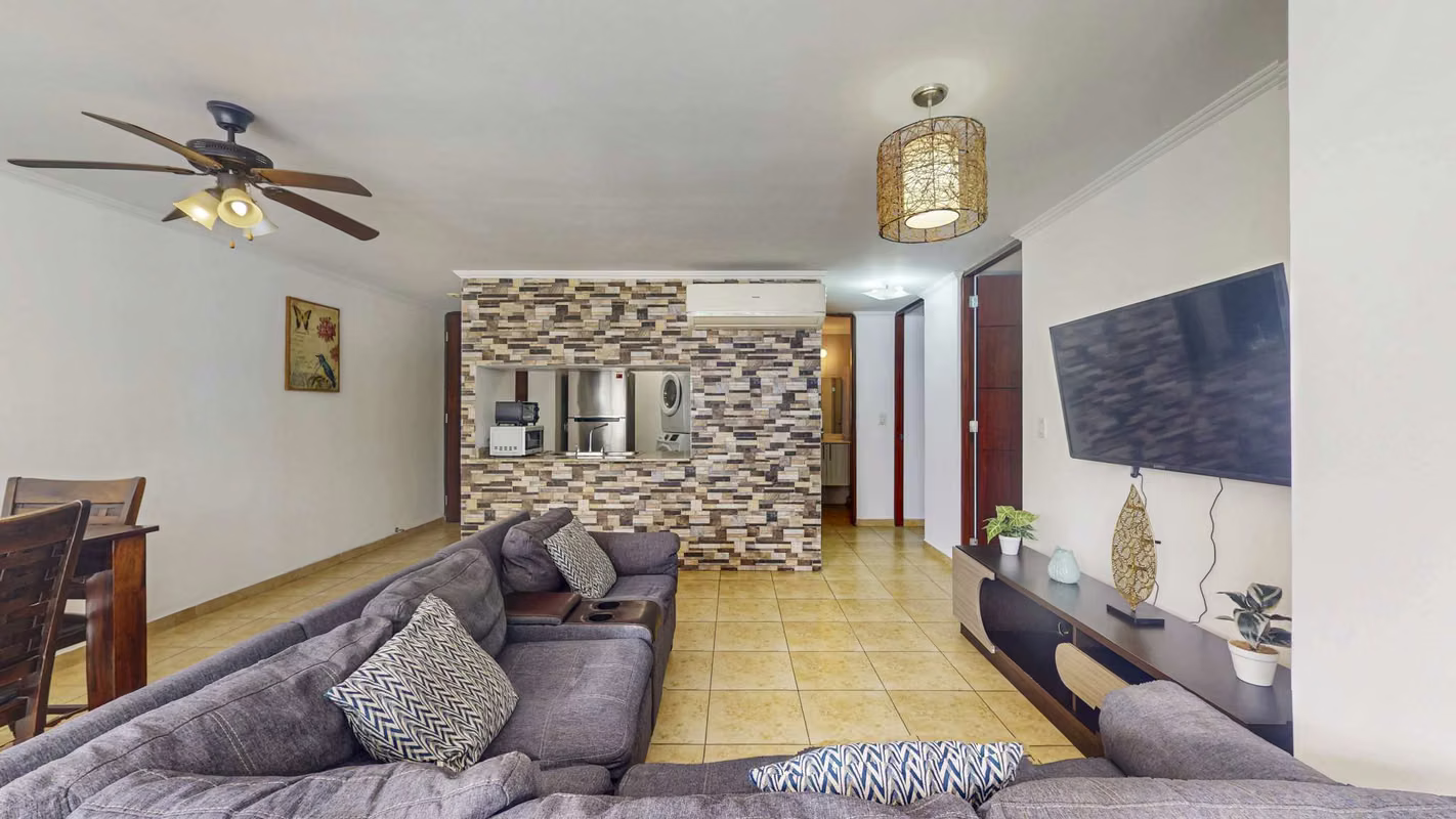 Venta de fresco e iluminado apartamento con cocina abierta en Cosmopolitan Towers - foto 1