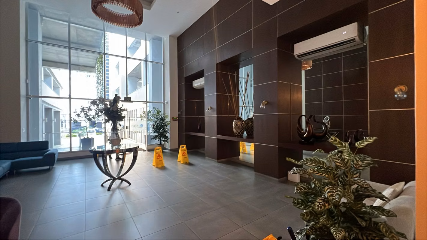 Apartamento en venta en Vía España | 2 rec, balcón y piscina - foto 1
