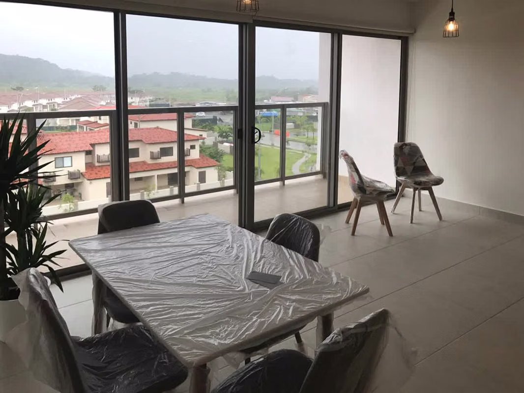 Apartamento con vistas en venta en PH Midrise, Panama Pacifico - photo 1