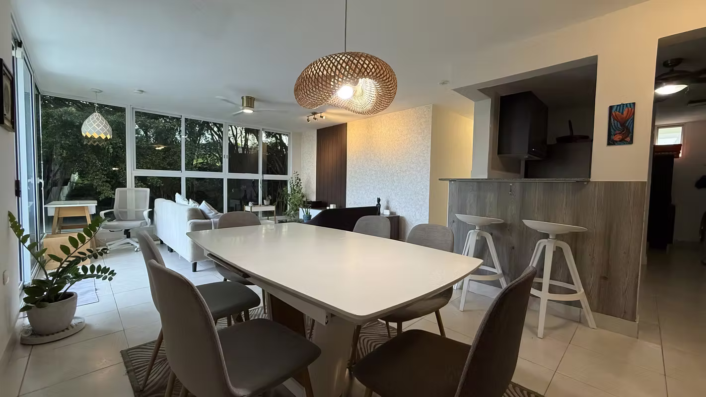Se alquila apartamento 2 recámaras, 2 baños, balcón, full amoblado - photo 1