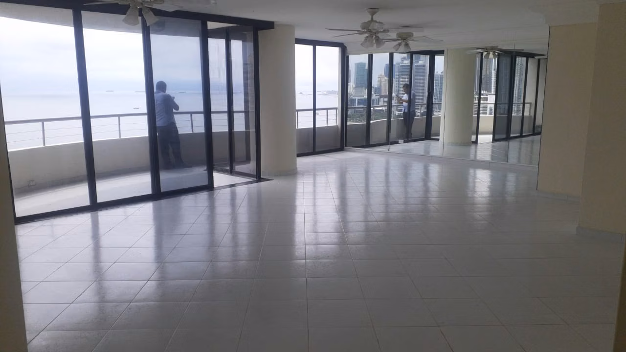 VENDO APARTAMENTO EN AVENIDA  BALBOA, 3 RECÁMARAS 3 BAÑOS C/B/E, BALCÓN, VISTA AL MAR - foto 1