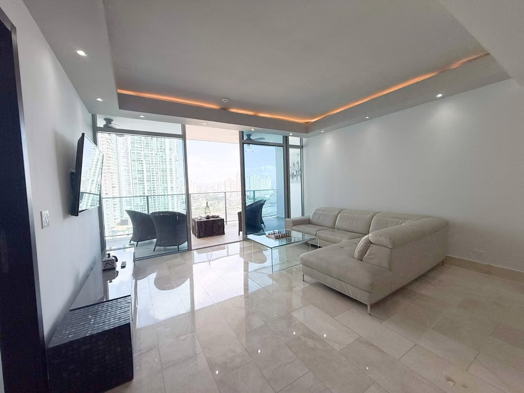 Amplio Apartamento de 2 Recámaras con Vistas a la Ciudad y al Océano en Grand Tower - foto 1