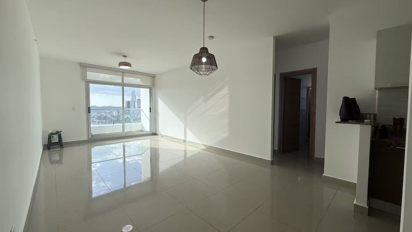 Se Alquila Apartamento de 3 recámaras, CBE 2 baños, linea blanca, Balcón, a pasos del metro - foto 1