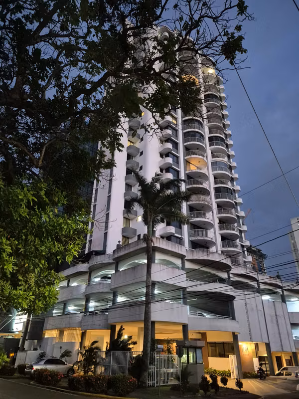 Se vende excelente apartamento recién remodelado. Inmejorable ubicación y magnífica vista - photo 1