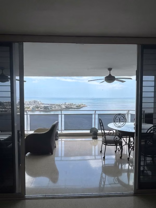 Apartamento en Paitilla, frente del mar / 290 m2 / 3 rec + Den / balcón / cbe. - foto 1