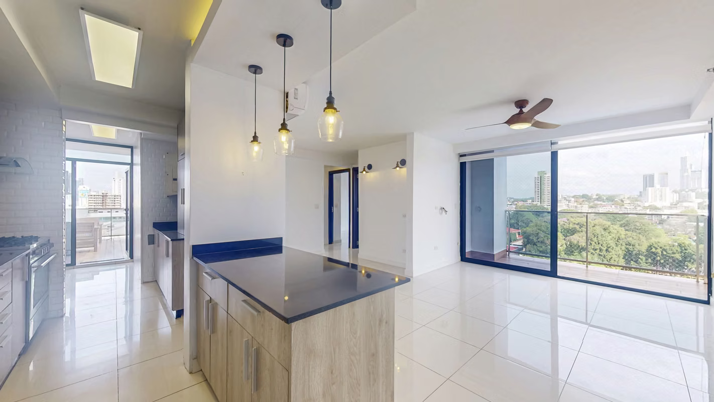 Venta de céntrico apartamento con terraza y balcón en Carreras El Carmen – El Carmen - foto 1