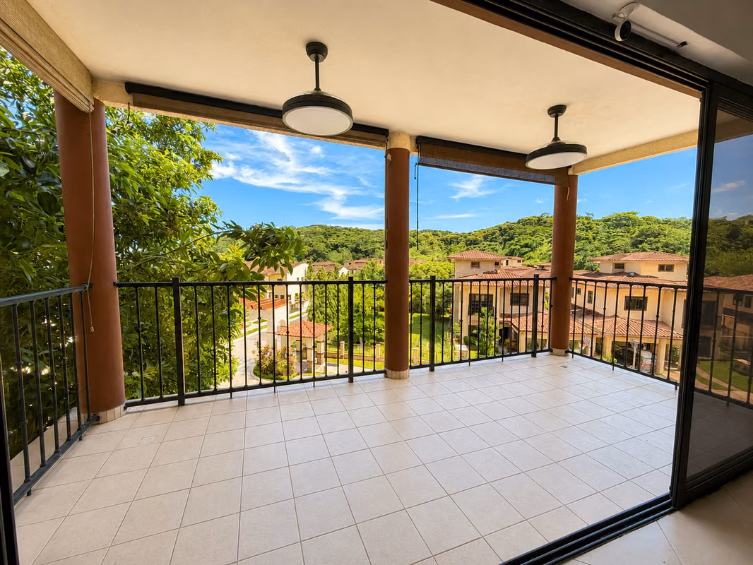 Apartamento de 275 m² en Embassy Club | Amplia Terraza con vistas al verde - foto 1