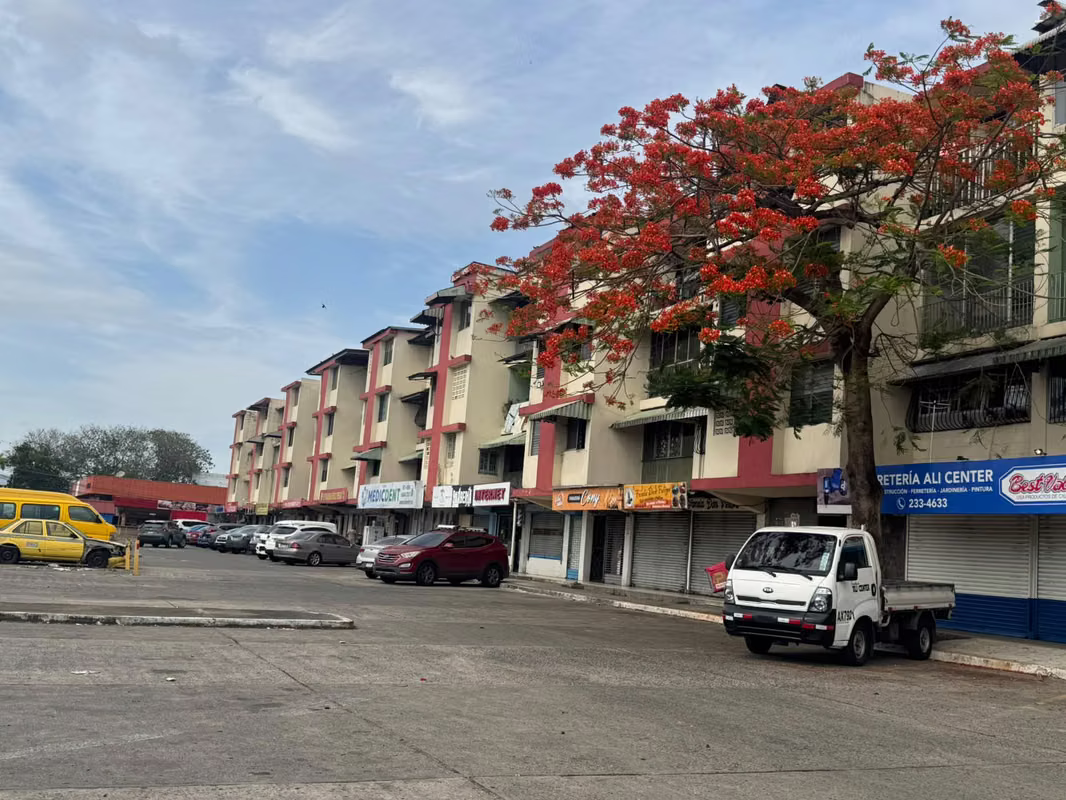 Venta de apartamento renovado P.H Las Estaciones - foto 1