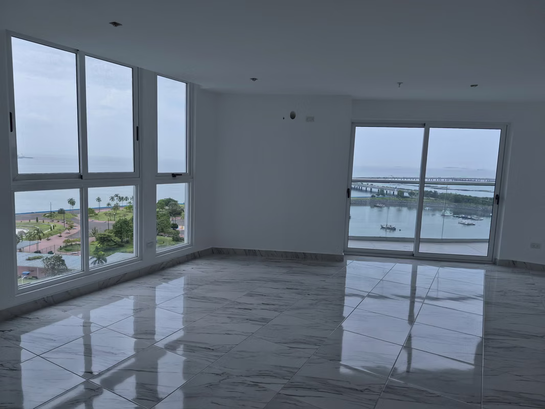 APARTAMENTO NUEVO FRENTE AL MAR - foto 1