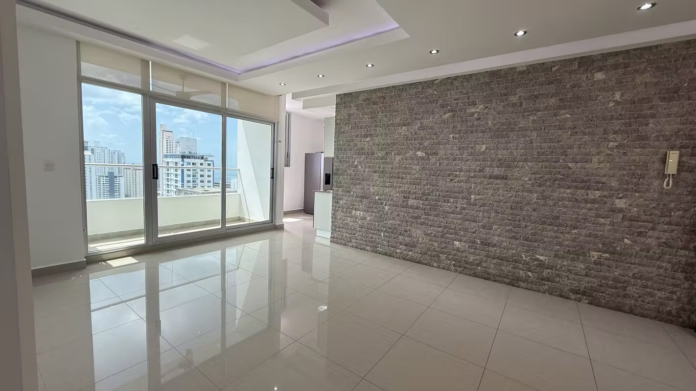 Se Alquila Apartamento de 2 recámaras, 2 baños, balcón  a pasos del Parque Omar - foto 1
