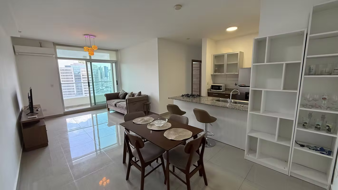 Se Alquila Apartamento de 2 recámaras, 2 baños, balcón  a pasos del metro - foto 1