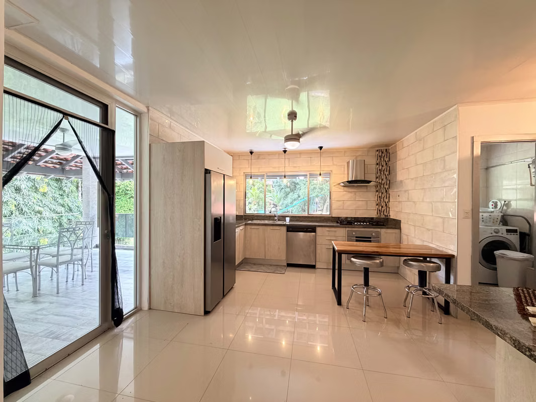 EXCLUSIVO APARTAMENTO EN CLAYTON DE DOS NIVELES CON TERRAZA PANORAMICA - foto 1