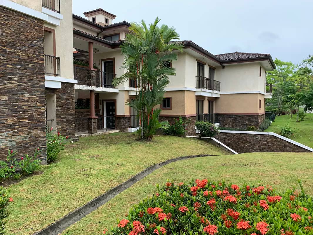 VENDO EXCLUSIVO APARTAMENTO GARDEN CON PATIO EMBASSY CLUB - foto 1