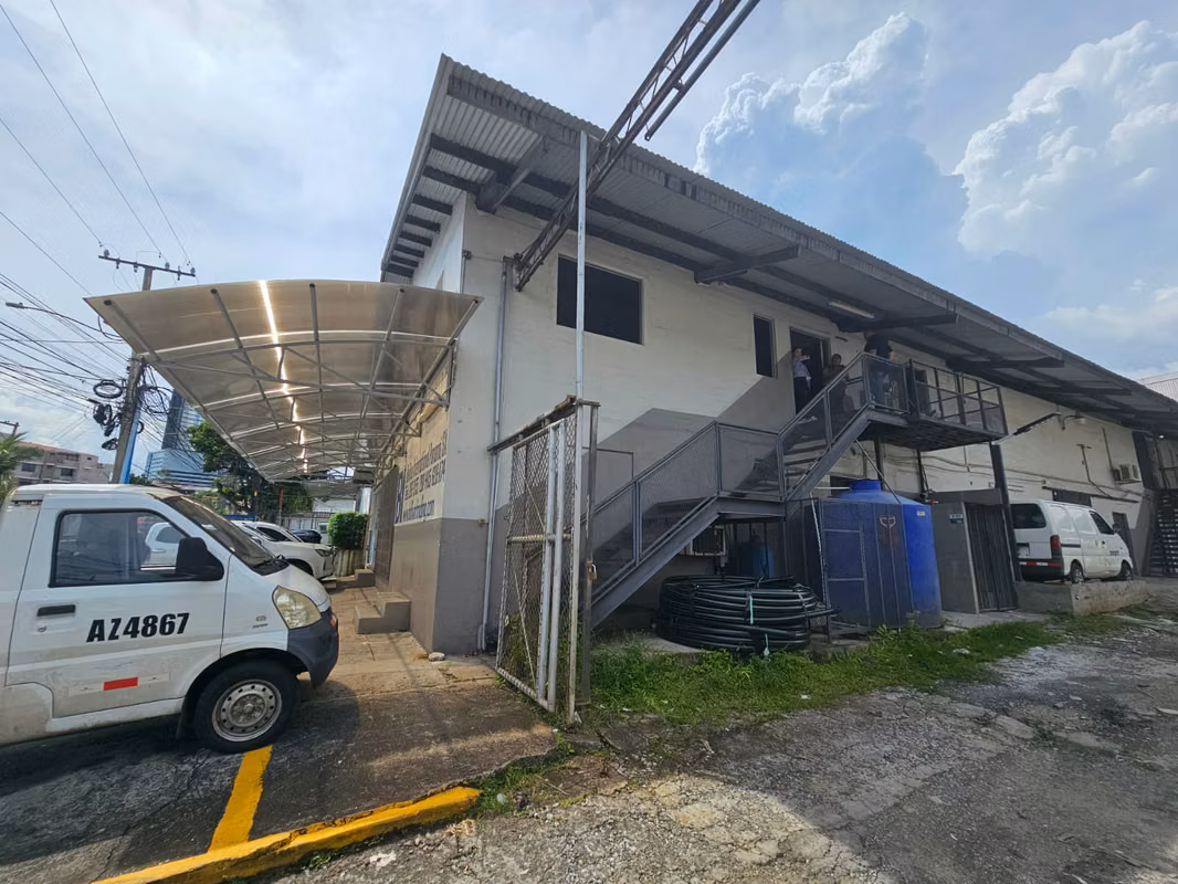 ALQUILER DE LOCAL COMERCIAL / OFICINAS 144 m² | UBICACIÓN ESTRATÉGICA SOBRE VÍA PRINCIPAL - foto 1