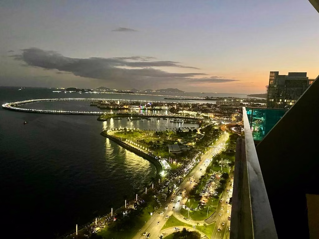 Apartamento en venta- Avenida Balboa con vista al mar - photo 1