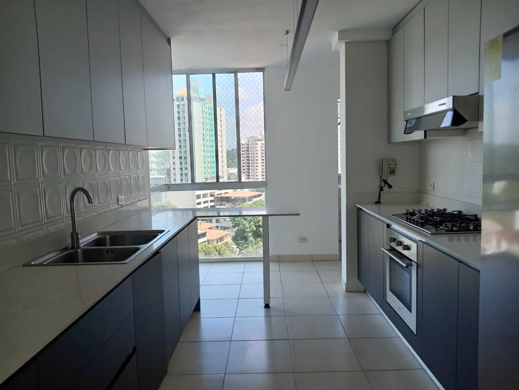 Alquiler de amplio apartamento en El Cangrejo, 169mts, solo línea blanca, 3 habitaciines - foto 1