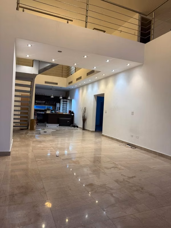 Apartamento de doble altura con mezzanine | Línea blanca - foto 1