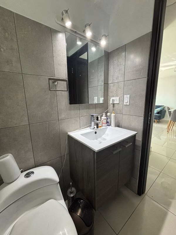 Luminoso apartamento remodelado en venta - foto 1