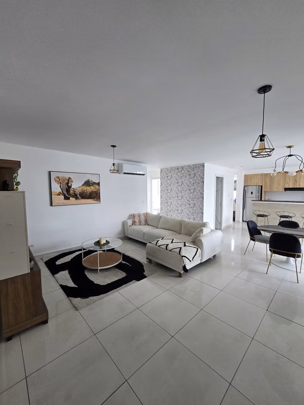 Alquiler | Moon Tower, 125m², 2 Recámaras, Full Amoblado, Piso Alto – ¡Excelente Ubicación! - photo 1
