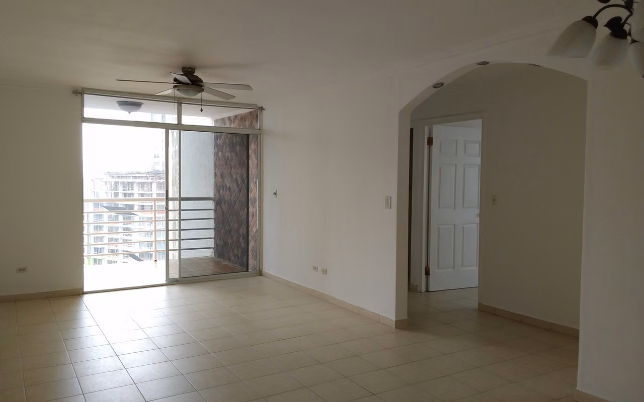 Apartamento en alquiler en El Cangrejo de tres recámaras con línea blanca - foto 1