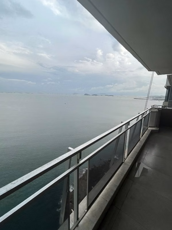 Se vende apartamento en Paitilla / frente de mar / 290 m2, 3 rec, 3.5 baños , den, balcón - foto 1