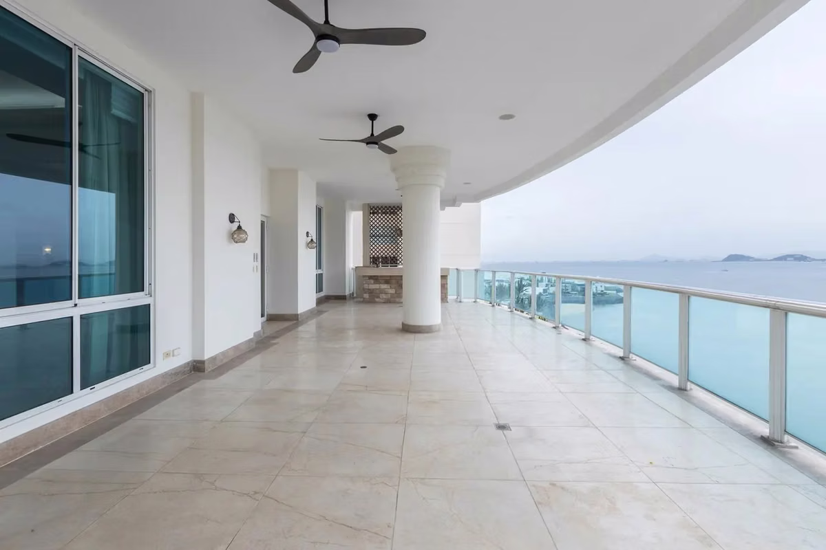 Apartamento en Punta Pacifica I linea blanca I con terraza y 2 depósitos - foto 1