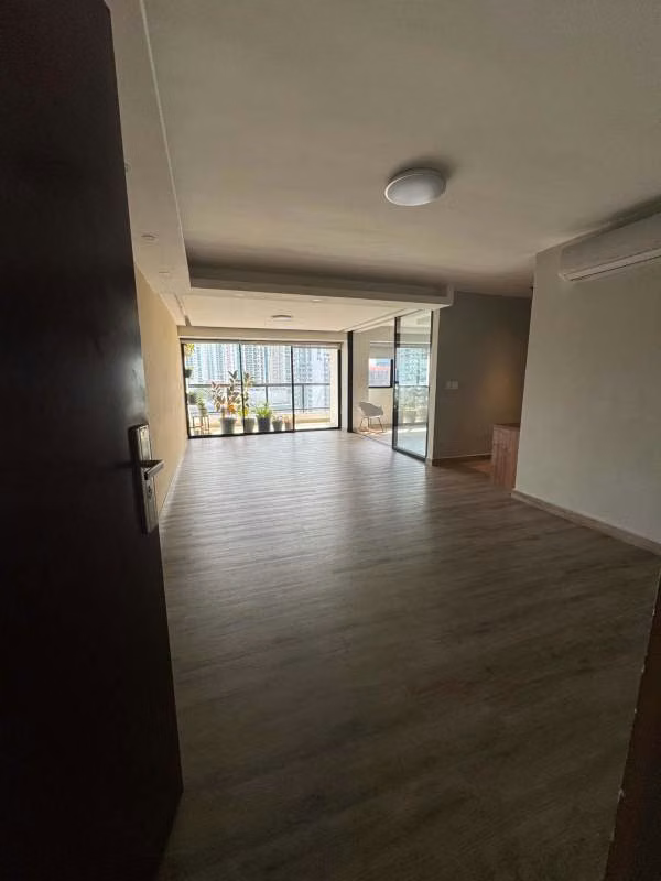 Apartamento en Bella Vista I con amplio balcón y vista a la ciudad - foto 1