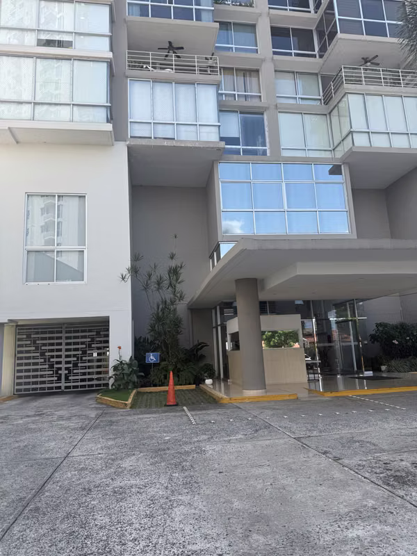 Apartamento bien distribuido, con excelente iluminación natural, vista a la ciudad y espacios funcionales para familia. - foto 1