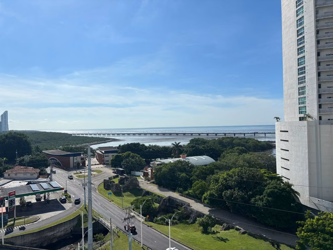 EN VENTA | ESPECTACULAR APARTAMENTO REMODELADO EN PH BAHÍA DEL GOLF 187 m² | 3 recámaras | 4.5 baños | 2 estacionamiento - photo 1