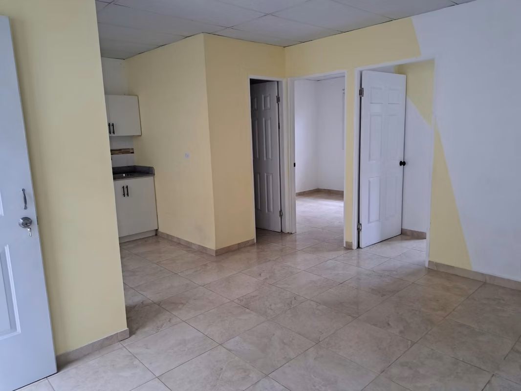 Alquilo apartamento iluminado, fresco, cerca Versalles - foto 1