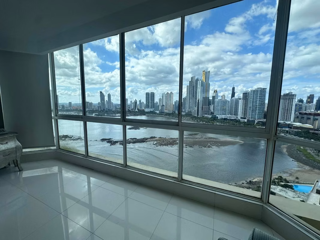 Apartamento en Punta Paitilla con vista al mar y excelentes espacios - foto 1