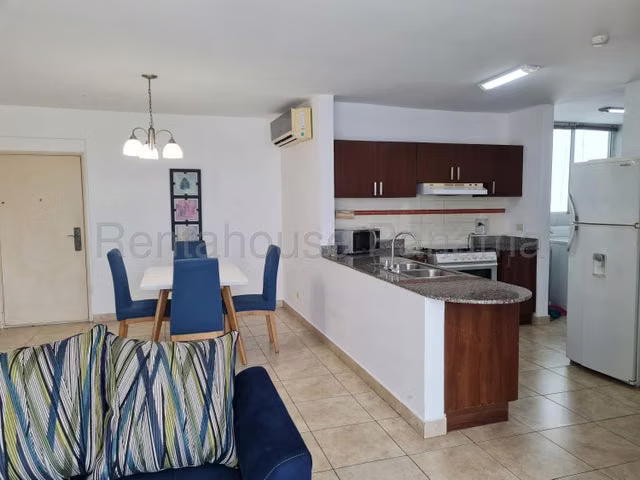 Se alquila apartamento amoblado con balcón en El Cangrejo - photo 1