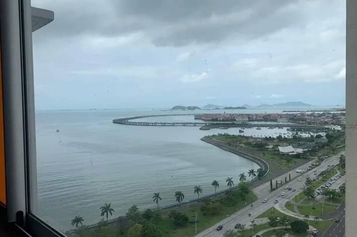Alquiler de apartamento amoblado en Avenida Balboa, con vista al mar - photo 1