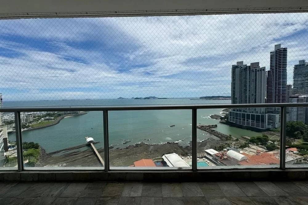 Venta de apartamento con vista al mar en Punta Pacifica, Panamá - photo 1