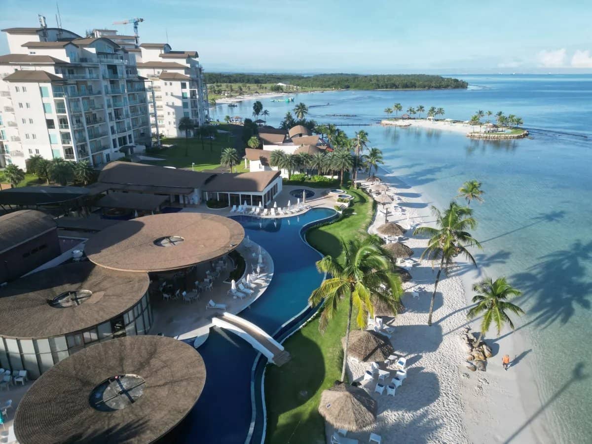 Venta de apartamentos en Playa Escondida, Colón, Panamá - photo 1