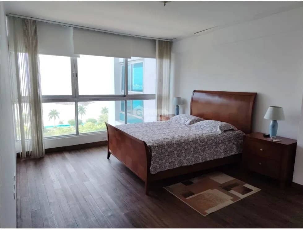 SE ALQUILA APARTAMENTO EN PH GRAND BAY 96 M2 AMOBLADO - foto 1