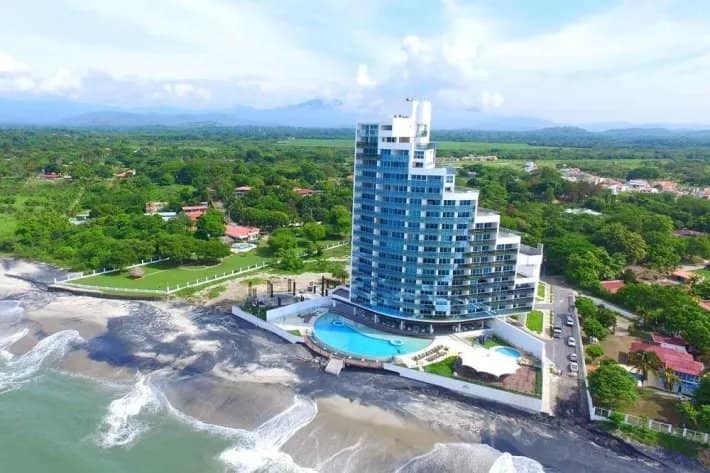 Apartamento en venta en Ocean Waves, Playa Malibu - photo 1