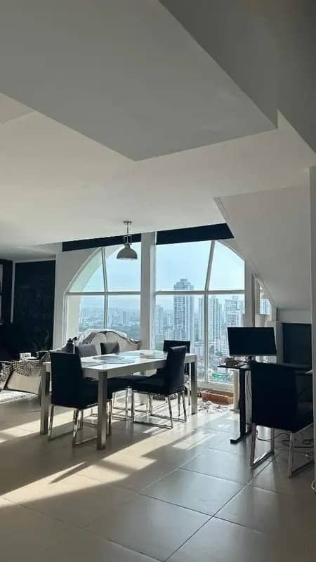 Hermoso Loft de 2 Pisos en Calle 50 Totalmente Amoblado y Equipado - photo 1