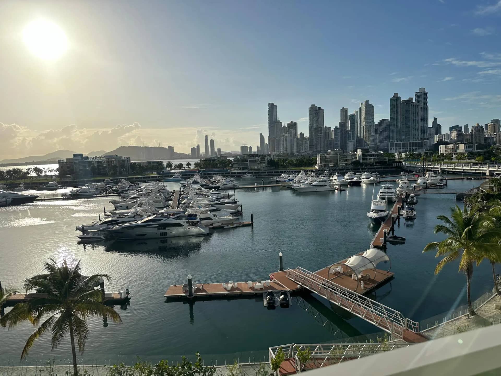Apartamento con Luz Natural y Vistas a la Marina en BCR - foto 1