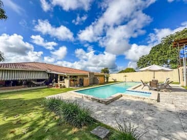 Casa con Piscina en Lote de 2.239 m² - foto 1