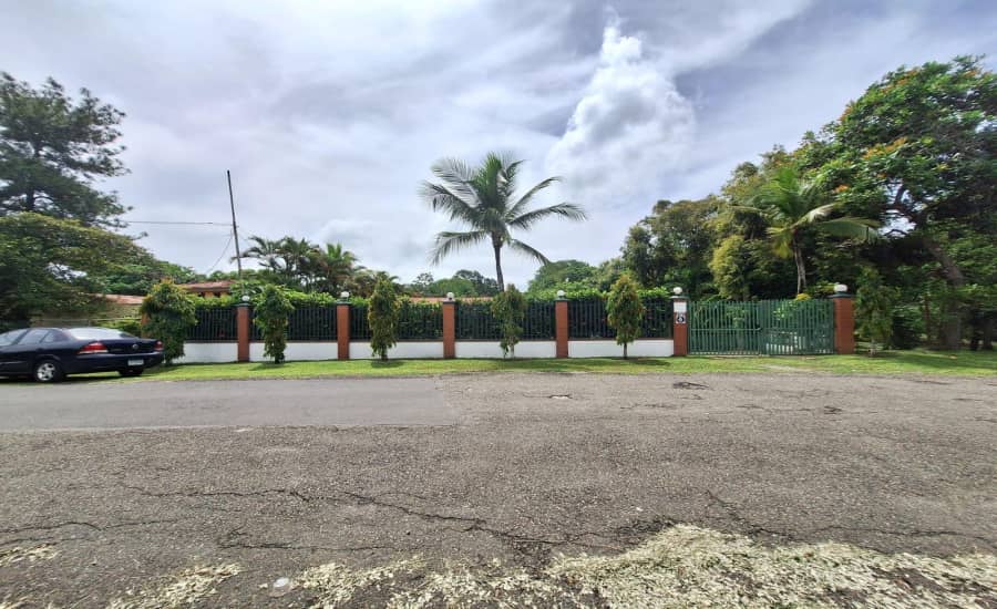 Casa en Playa Corona con gran terrenoAlquiler y Venta - photo 1
