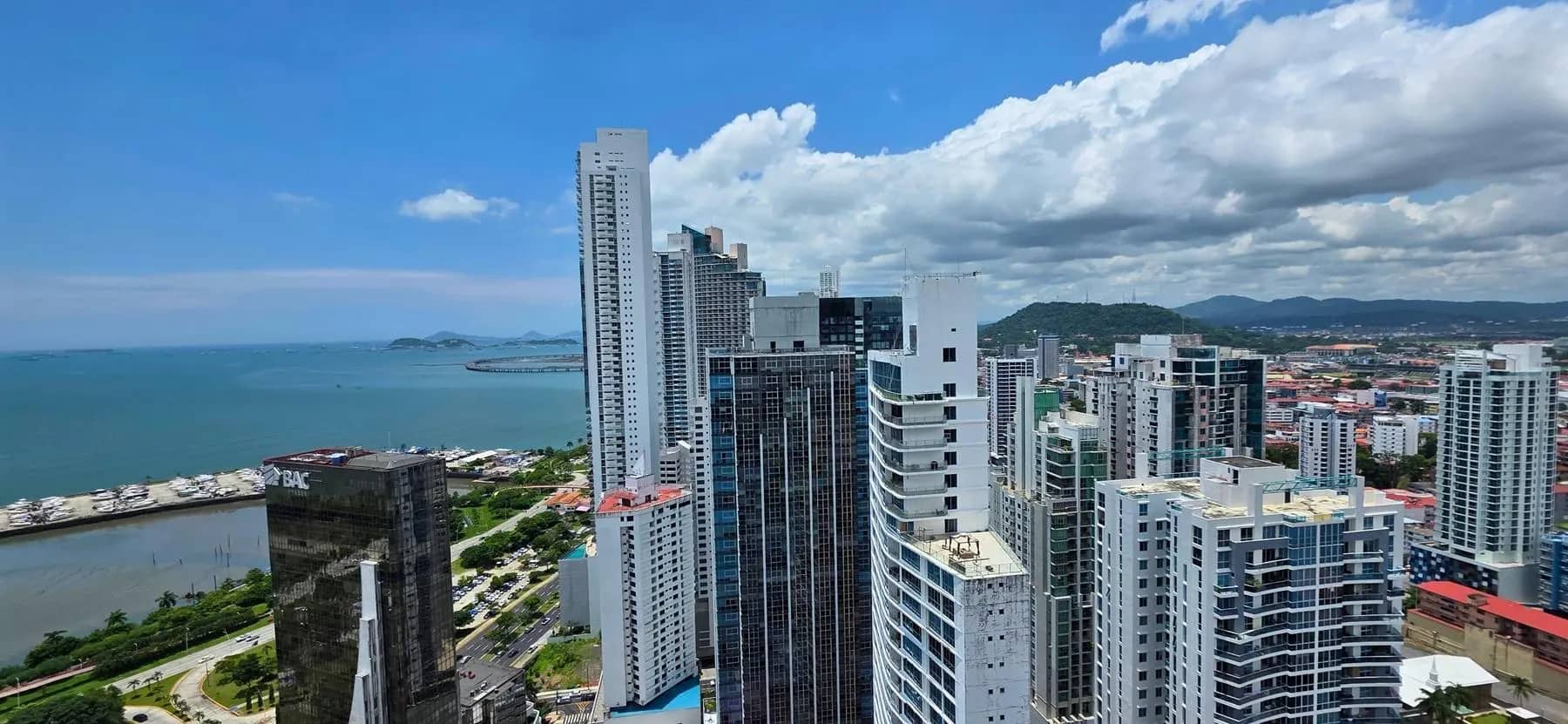 Se vende apartamento en PH Allure piso alto con vista al mar - photo 1