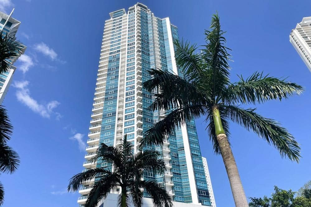 Piso alto en PH Riverside con vista panoramica al mar - foto 1