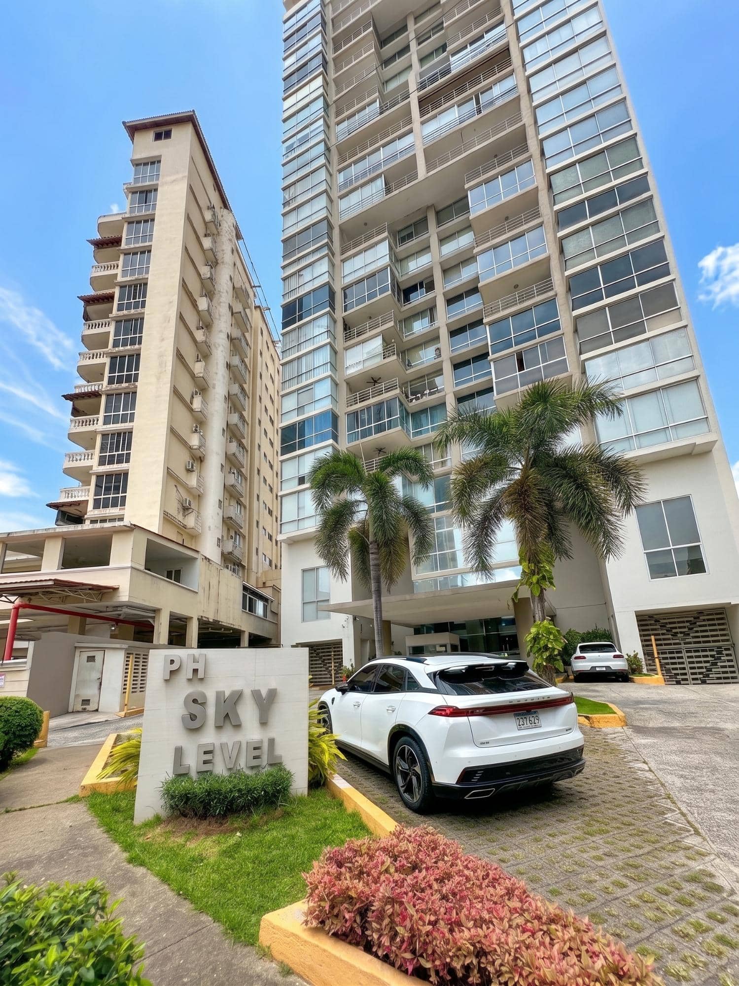 Venta apartamento c/ 2 estacionamientos + 1 dep PH Sky Level (Hato Pintado) - foto 1