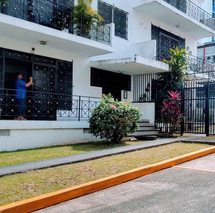 Impecable, tranquilo, seguro, ventilado, amplio, frente al parque - foto 1