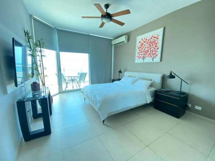 Alquiler de apartamento en avenida balboa, frente al mar - foto 1