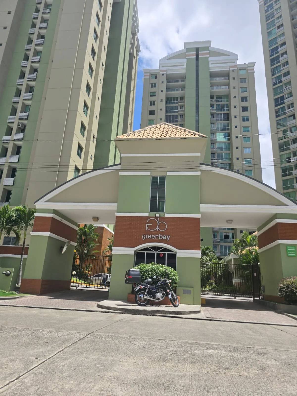 Venta de hermoso apartamento en P.H. Green Bay en Costa Del Este ( B/ 190,000) - foto 1